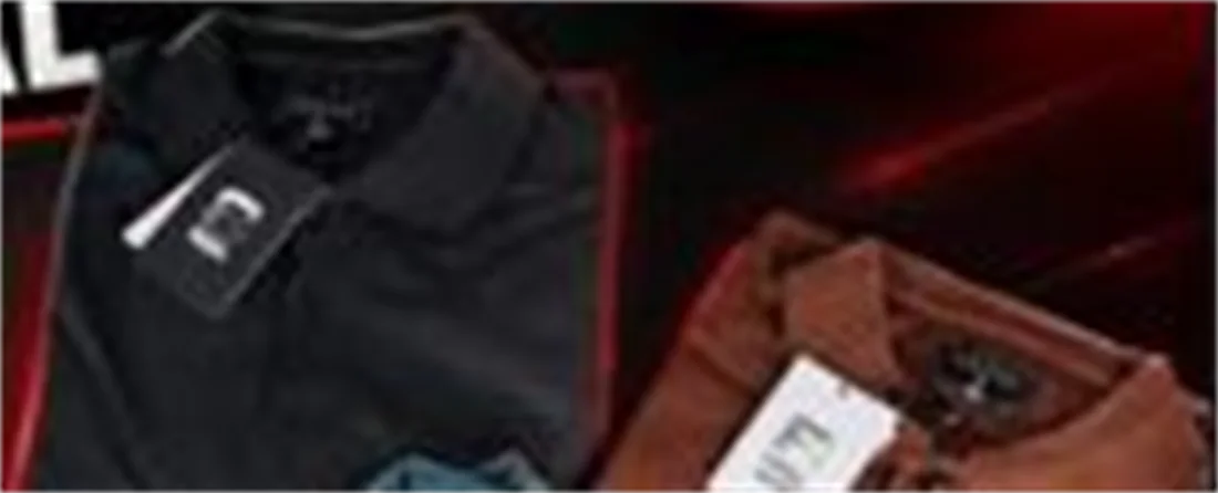 Polos masculinas nas cores preta, branca e marrom